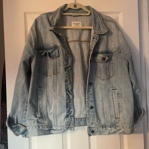 Abercrombie and fitch oversized jean jacket it’s a M/L as shown on the tag!